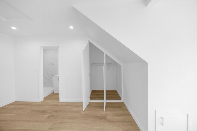 Building Photo - 309 N Catalina Ave