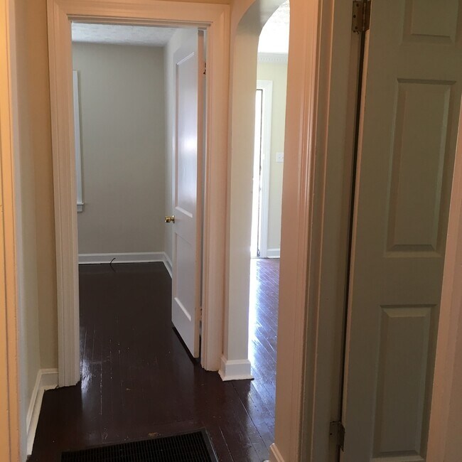 Building Photo - Spacious 3BR/2BA Home off of Taylor Blvd