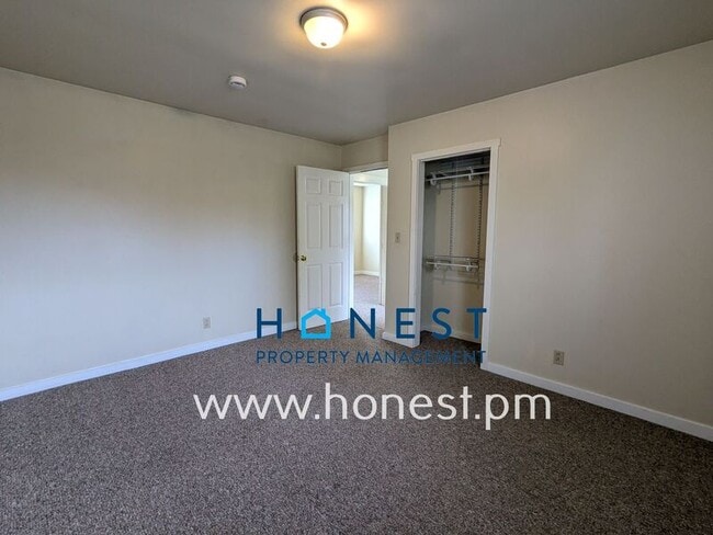 Building Photo - 95 Main St