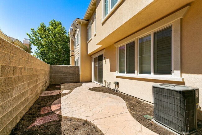 Building Photo - Paseo del Sol Charmer with Private Yard and Community Pool