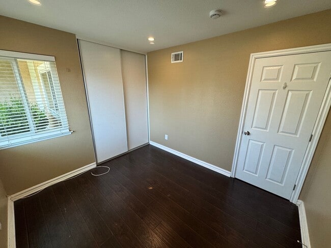 Building Photo - 2 Bed, 1 Bath Condo with a view of the hills!
