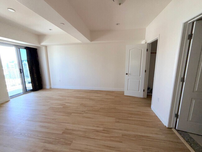 Building Photo - Riverwalk Tower 2 Bedroom Condo - 2 Parking Spaces/Private Laundry