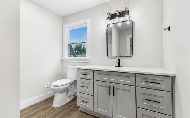 Building Photo - Move in Ready Stunning 4/3 Close To Everything In Greenville!