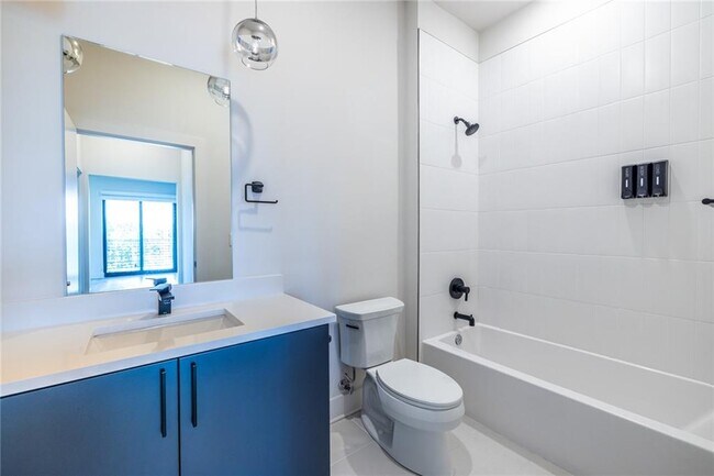 Building Photo - 112 Rogers St NE