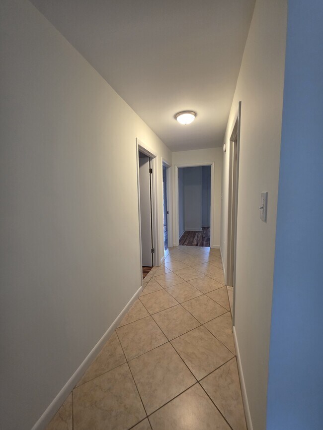 Building Photo - 13 Sailors Way