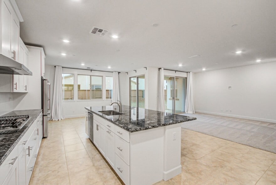 Large granite kitchen island - 2008 Gumbinger Pl