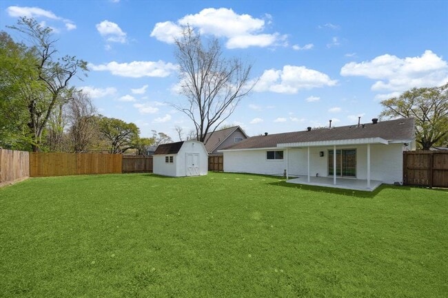 Building Photo - 5602 Hialeah Dr