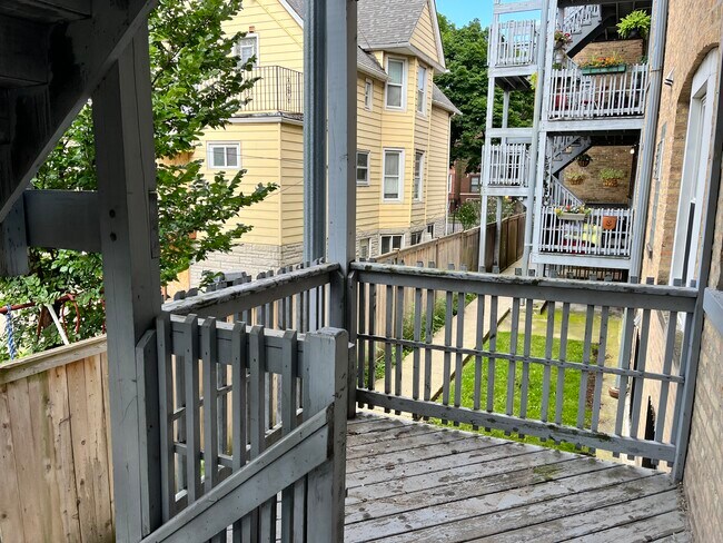 Building Photo - 3408 W Sunnyside Ave