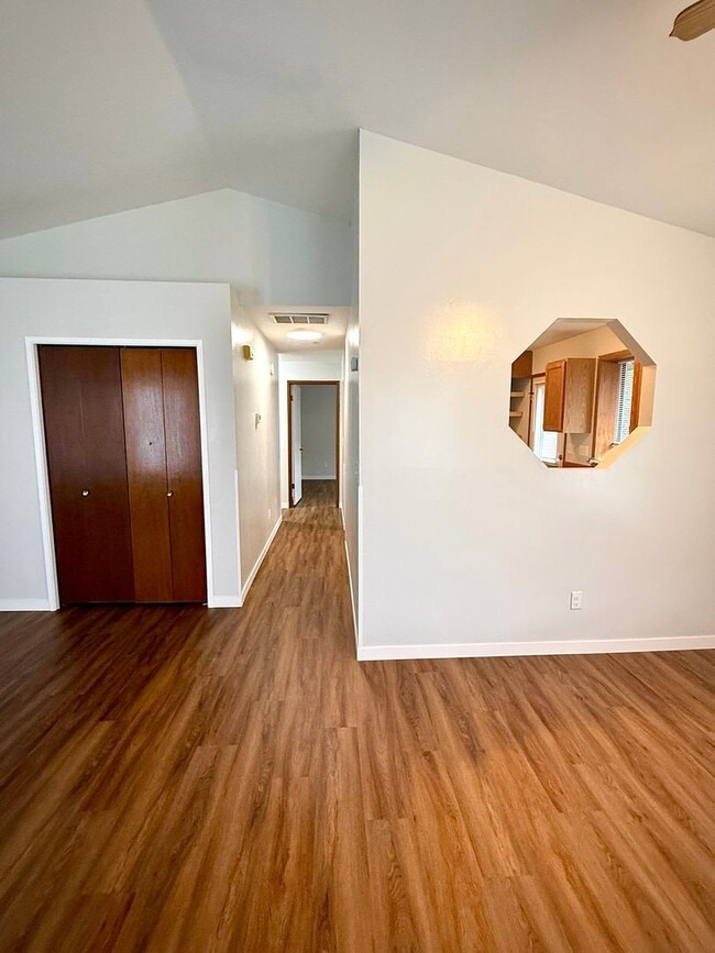 Building Photo - Live in Sunny Land! Updated 2 Bedroom with Great Amenities Available NOW!