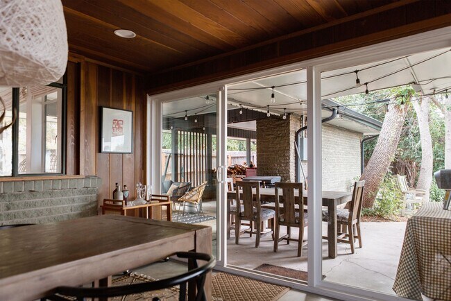 Building Photo - Chic 3BD, 3BA Mid-Century Home in Wheat Ri...