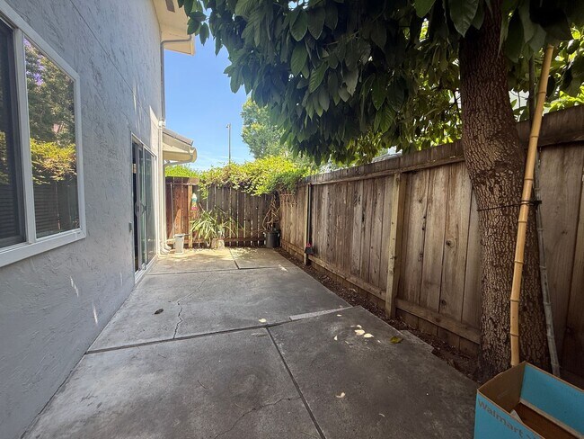 Building Photo - Bright 2-bedroom, 1-bath Townhouse-style Condo in San Jose