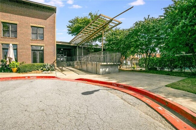 Building Photo - 174 Chester Ave SE
