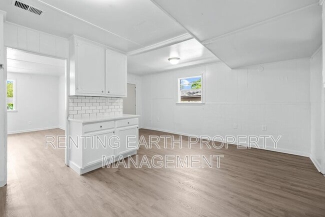 Building Photo - 108 E Ann Dr SW