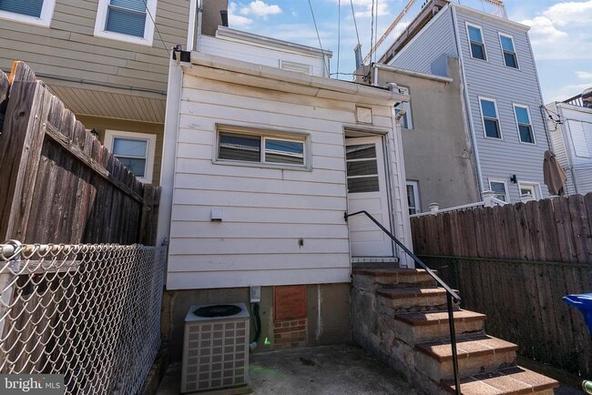 Building Photo - 834 S East Ave