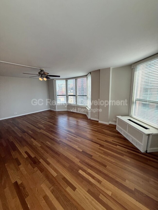 Building Photo - 899 S Plymouth Ct