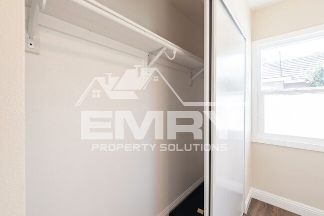 Building Photo - 920 E Elma St