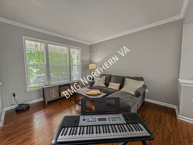 Building Photo - 8930 Kingbird Ct