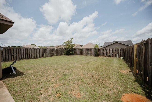 Building Photo - 464 Park Lake Dr