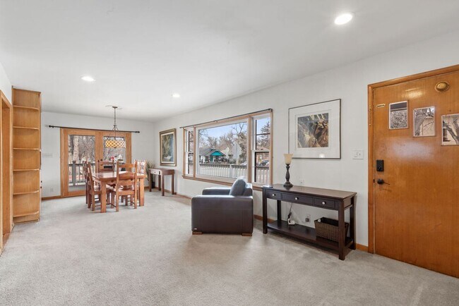 Building Photo - Style Meets Location 3 Bedroom 3 Bathroom Single Family Home - Must See