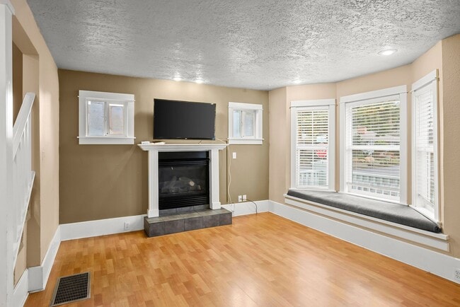 Building Photo - Delightful 4 Bed/2.5 Bath Craftsman home in the Rose City Park Neighbood