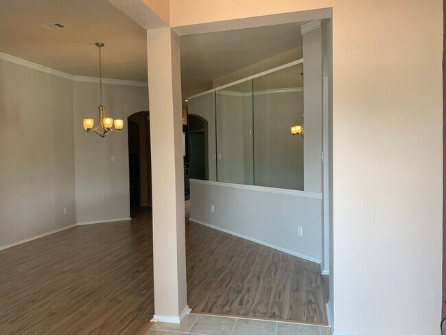 Building Photo - 2031 Trail Gln