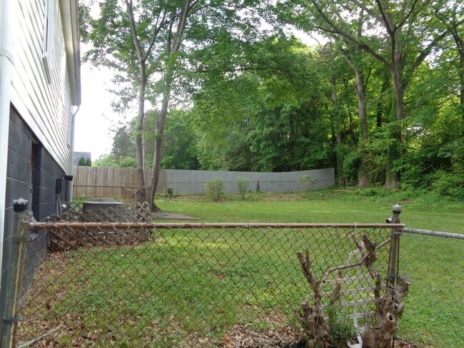 Building Photo - 2-bedroom House off Country Club