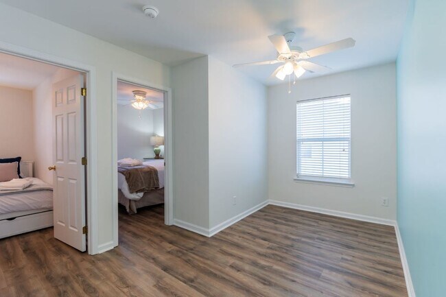 Building Photo - Three Bedroom Updated Townhome in Bluffton Park!