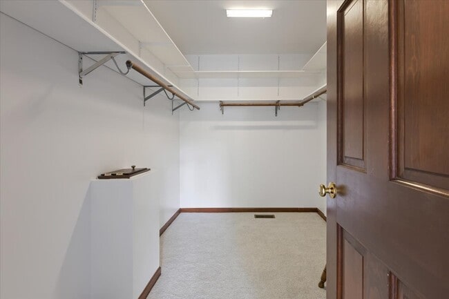 Building Photo - 1055 Knollwood Ln