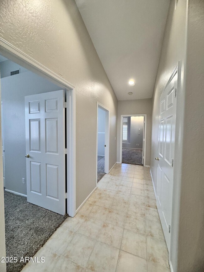 Building Photo - 673 S Peppertree Dr