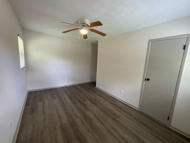 Building Photo - 8919 Yarmouth Dr