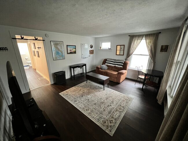 Building Photo - 610 Melville St