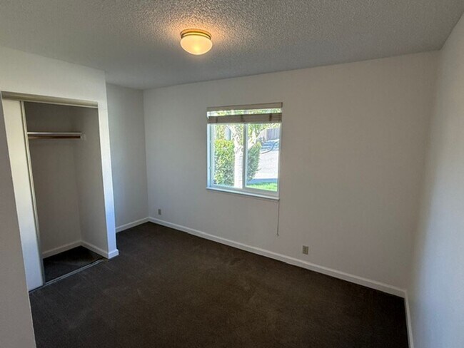 Building Photo - 512 Toyon Pl