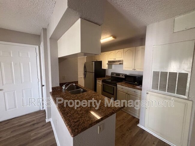 Building Photo - 2550 N Alafaya Trail