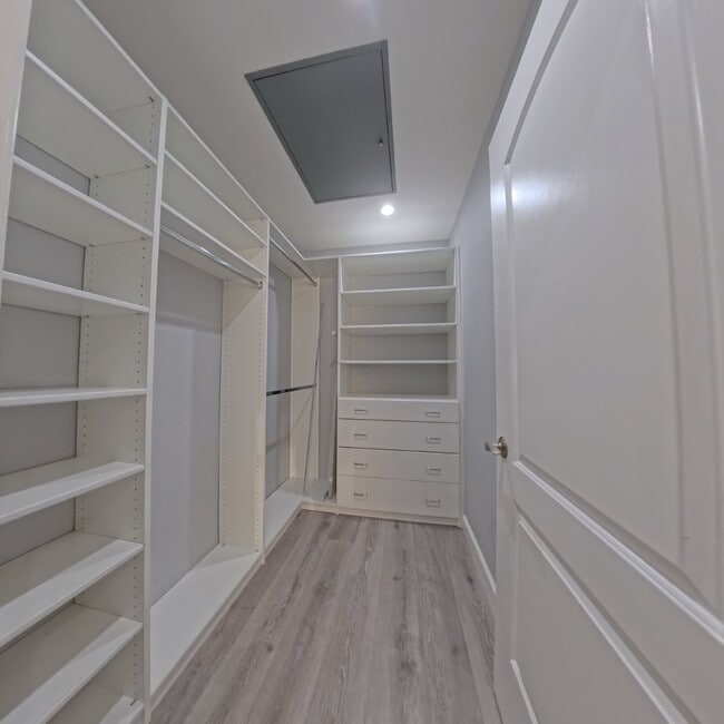 Building Photo - Highly Remodeled | 2nd Floor | Vaulted Ceilings