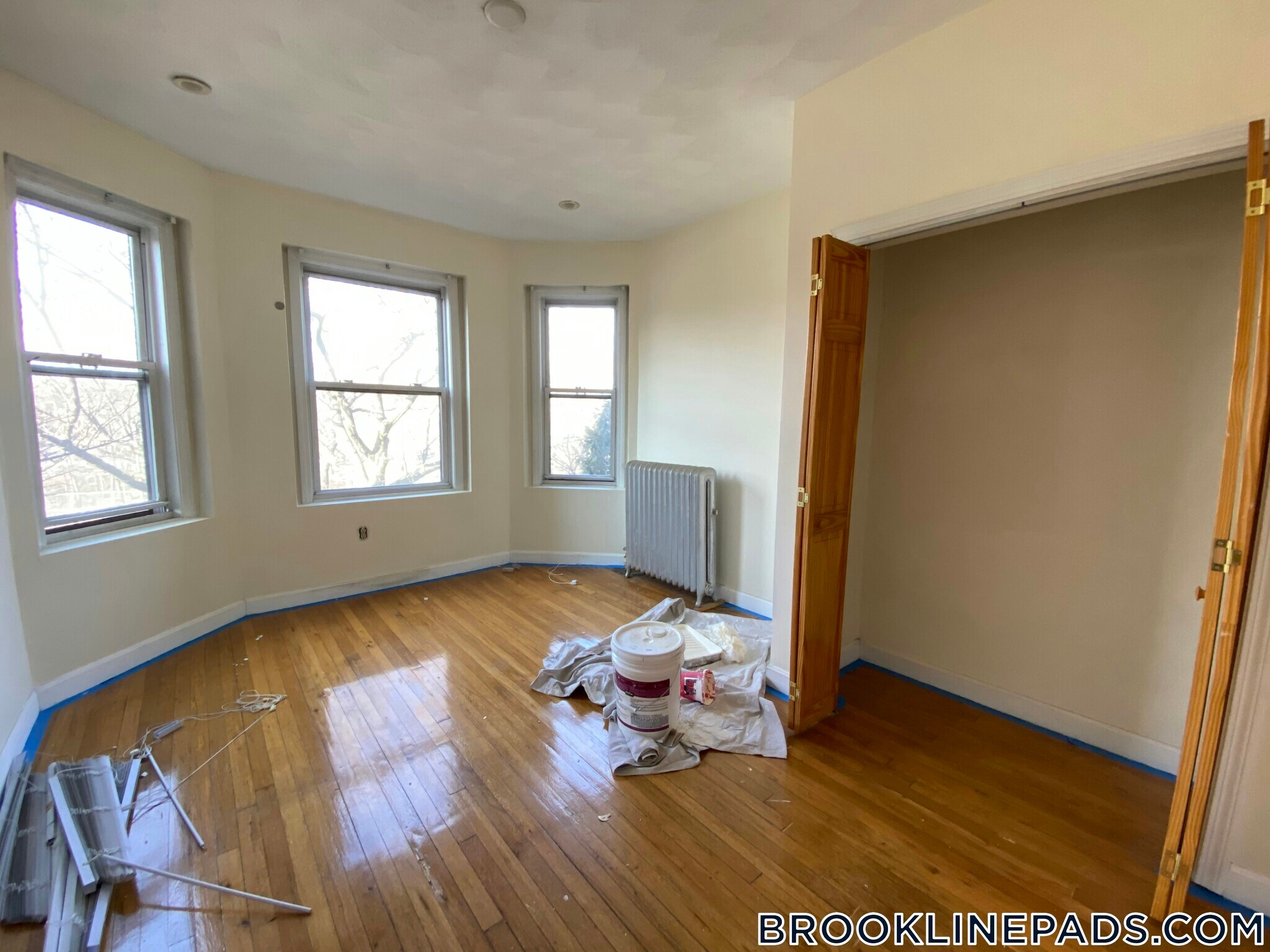 Building Photo - 352 Riverway