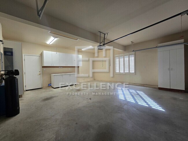 Building Photo - 3/2.5 Home + Office with 2219SF of Beautif...