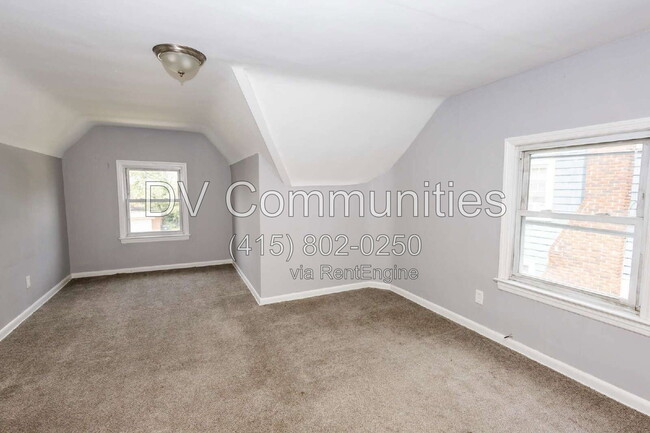 Building Photo - 915 Clarence Rd