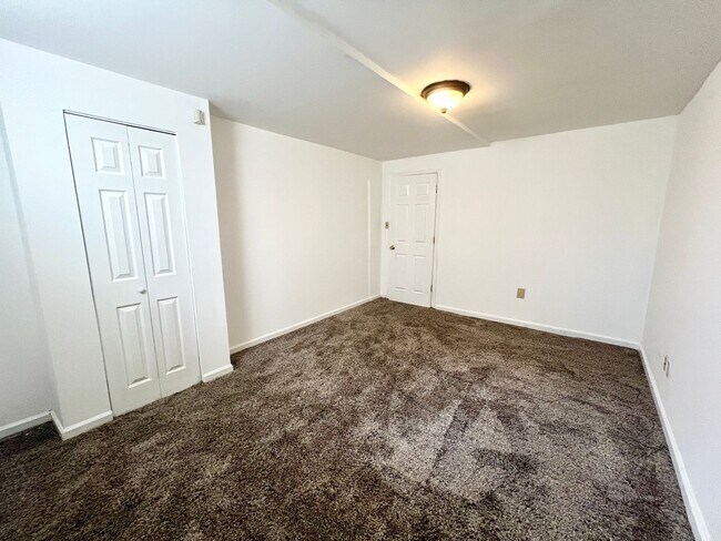 Building Photo - 6 Bed 4 Bath in West End