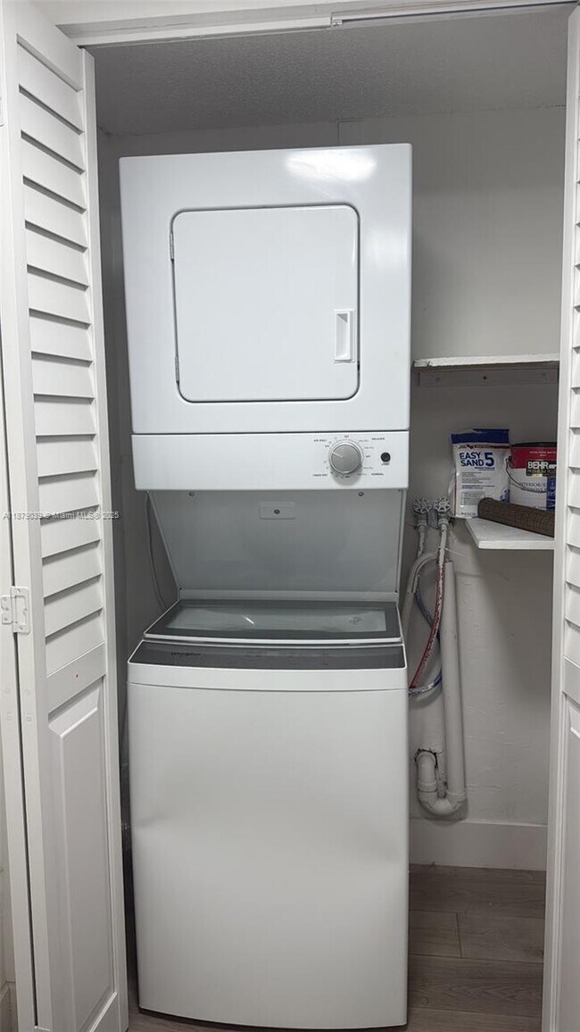 Building Photo - 8100 Geneva Ct