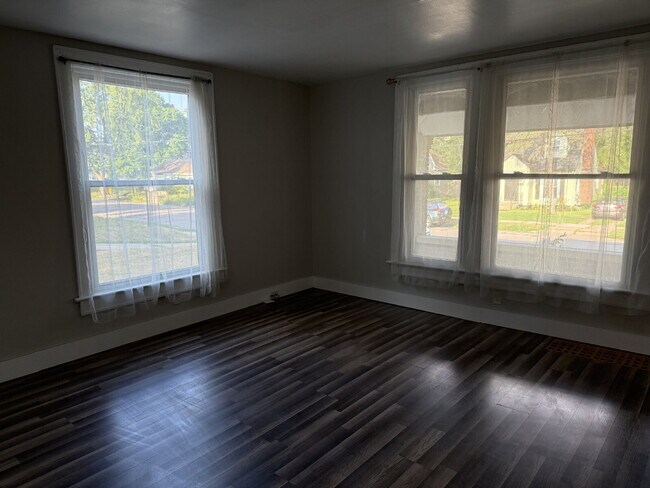 Building Photo - Charming 4 Bedroom Home with 2 Full Baths in Grand Rapids