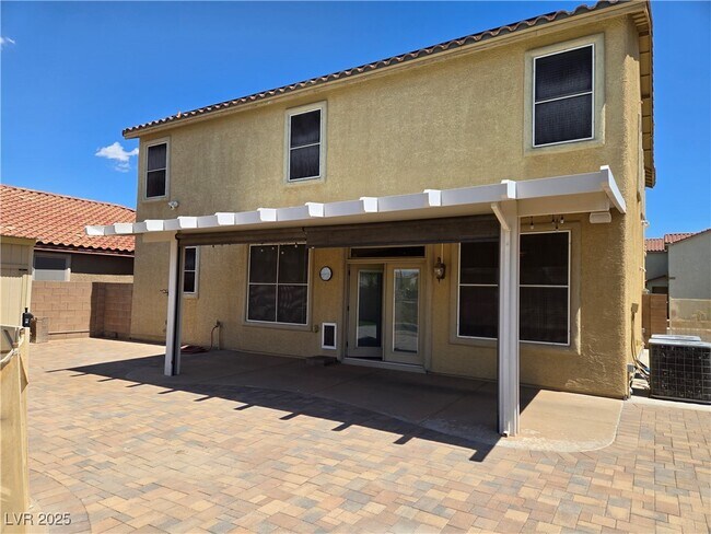 Building Photo - 221 Palmarosa St