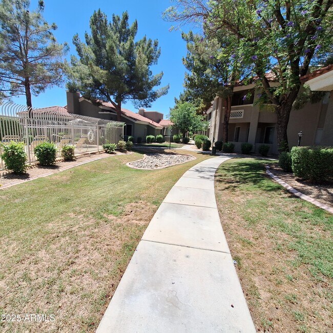 Building Photo - 2929 W Yorkshire Dr