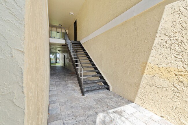 Building Photo - Charming 3-Bedroom, 2-Bathroom Condo in De...