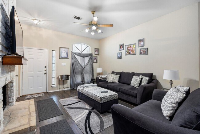 Building Photo - Large 3-Bedroom Home in West Round Rock!