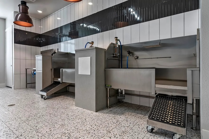 Building Photo - 1345 E 15th St