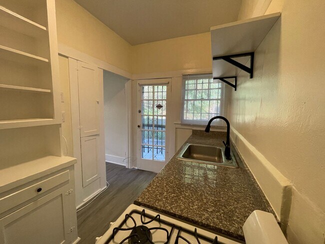 Building Photo - ECHO PARK studio ready to move in!!! Locat...