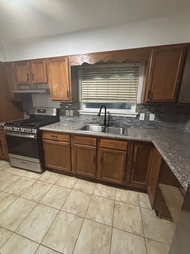 Building Photo - 3 BEDROOM /1.5 BATH NEAR DOWNTOWN BENTON