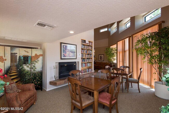 Building Photo - 5051 N Sabino Canyon Rd