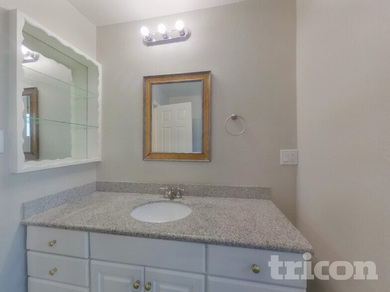 Building Photo - 304 Robert St