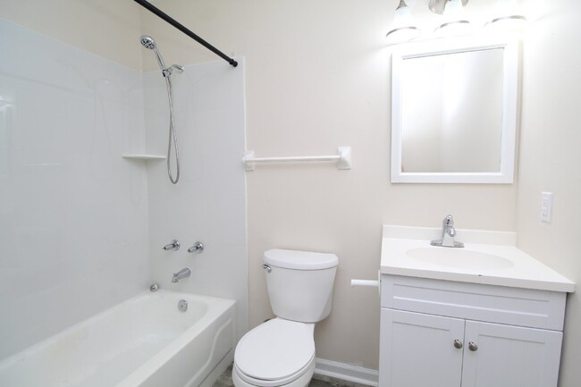 Building Photo - 3BR/2BA with Upgrades in Desirable Locatio...